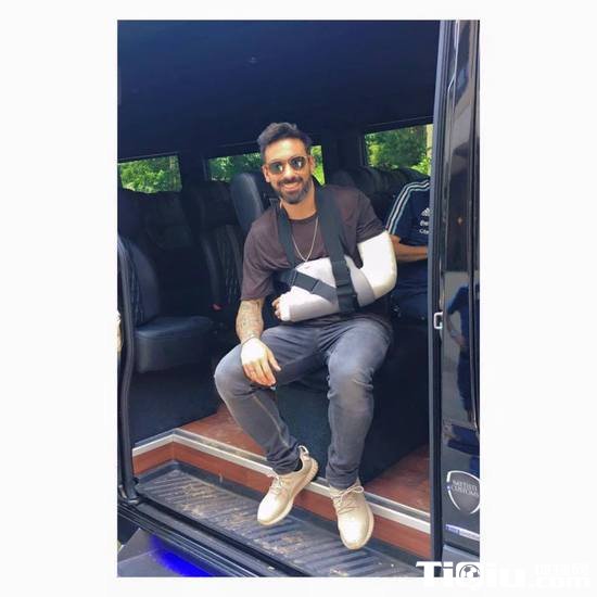 拉维奇晒受伤图:未来几天做手术 决赛为队友加油