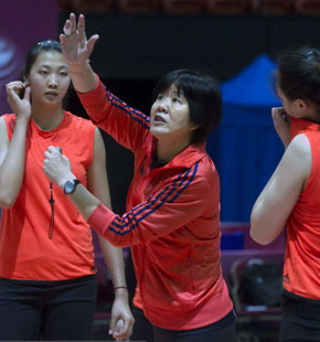 女排训中练苦中作乐 惠若琪保持甜美微笑