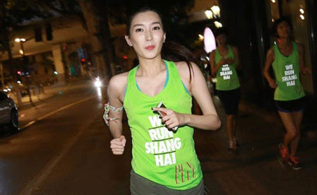 江疏影上海时尚酷跑 大长腿引爆激情现场