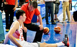 男篮热身赛惨败加拿大 周琦王哲林引关注