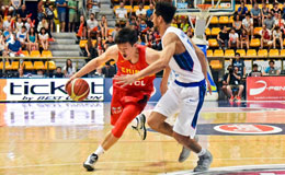 三主力休战男篮惜败菲律宾 对抗激烈睢苒杠上对方球员