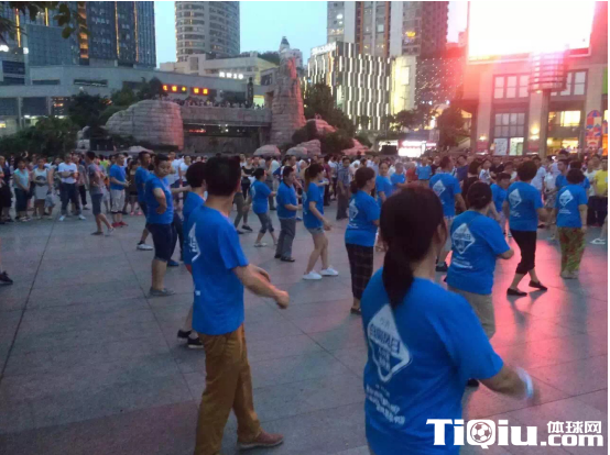 6.25世界白癜风日 广场舞大妈呼吁关爱白癜风患者