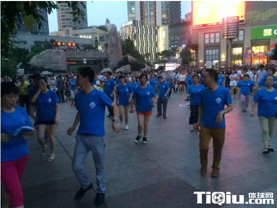 6.25世界白癜风日 广场舞大妈呼吁关爱白癜风患者