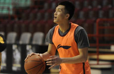 郭艾伦身着训练服单挑吴悠 诡异步伐虐暴街球王