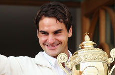 费德勒女儿看爸爸温网比赛 看台上与小帅哥亲密玩耍