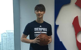 王哲林参观NBA中国总部 穿灰熊队T恤向球迷问好