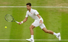 温网小德冒雨奋力比赛 舍甫琴科在场边吃零食观战