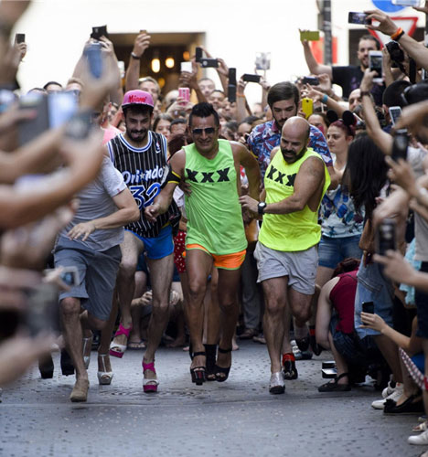 马德里举办高跟鞋赛跑 男士体验高跟鞋户外跑步