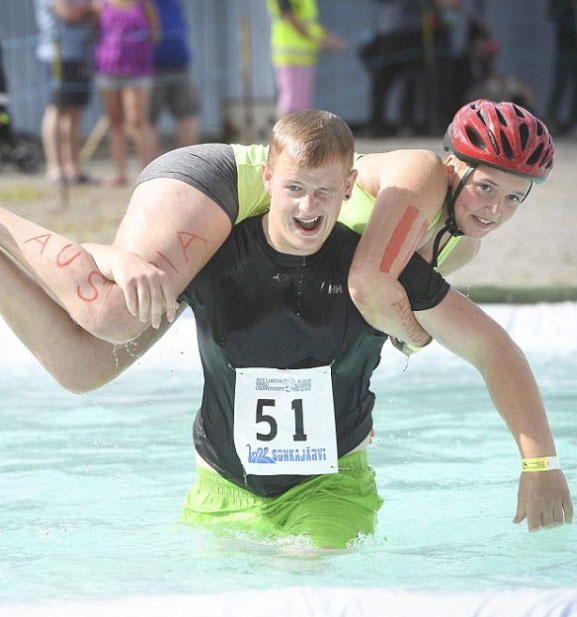 芬兰举行扛妻赛跑 有情调的户外健身方式