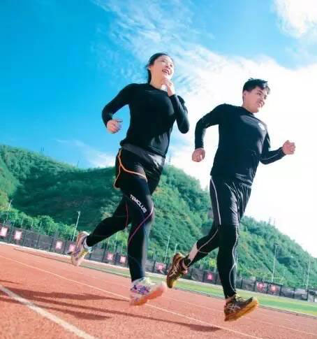 90后小伙户外跑步接新娘 跑步健身与婚礼两不误