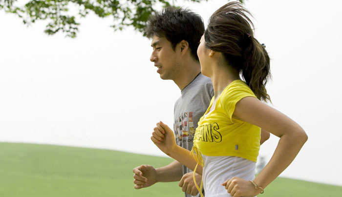 坚持跑步锻炼享受健康生活 户外跑步锻炼可预防结肠癌