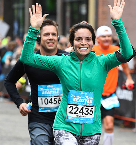 西雅图摇滚马拉松开跑 千余选手赛上激情释放