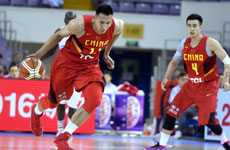 斯杯男篮不敌法国二队 睢苒抢断助易建联飞身暴扣