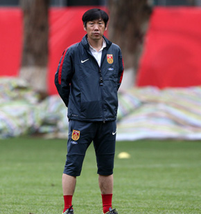 国足在昆明进行高原特训 众将积极训练高洪波面露严肃