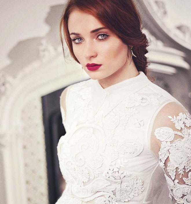 英国演员索菲-特纳户外跑步 户外跑步健身魅力十足