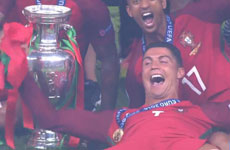 12年的卧薪尝胆换来冠军 C罗和队友仰天怒吼