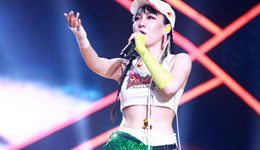 吴莫愁领舞 魔性舞蹈再掀广场舞潮流