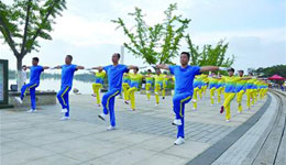 第九套健身舞 在大沽河畔展演