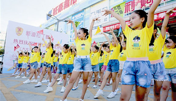 百名学生百名舞蹈老师 一同推广广场舞