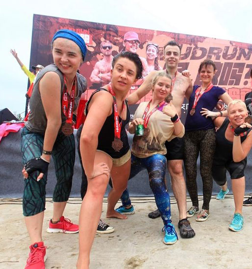 南京站泥泞跑开赛 众人体验被虐的快感