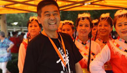 好男儿能文能舞 撑起广场舞半边天