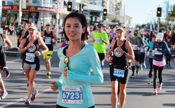 伊一突破第二个全马 晒黄马赛道美照