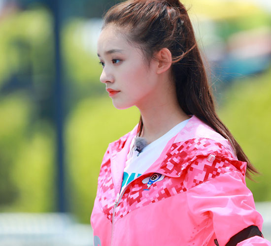 林允全员加速中 录制中也不忘跑步健身