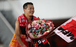 黄博文生日天恒大赢球 赛后谢场女球迷送花索拥抱