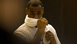 詹姆斯赴赌城逛夜店 詹皇享受君王待遇入场