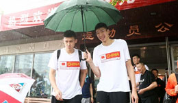 周鹏笑对出征遇大雨 称贵人出门雨水多