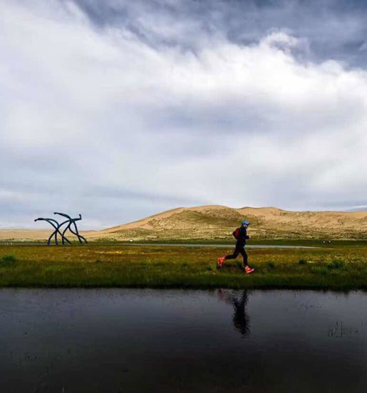 青海湖超级越野跑开赛 环湖100第一赛日精彩瞬间