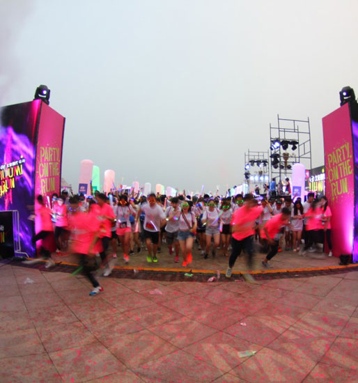 ILLUMI RUN沈阳炫酷开跑 体验炫彩户外跑步比赛