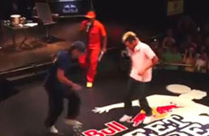 世界足坛精彩瞬间 足球达人街头戏耍内马尔