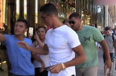 C罗推开合影球迷 被推球迷表示梅西从来不这样