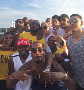 骑士詹皇携众赴水上派对 詹姆斯与JR狂享休赛期时光