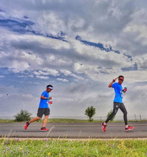 康保草原马拉松时尚大片 畅跑青草蓝天间美如画