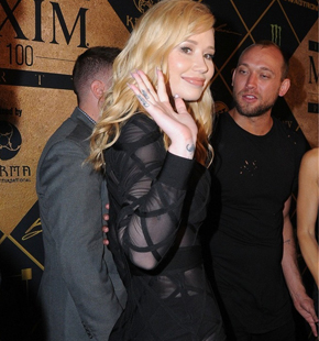 ����������ǰŮ�ѳ������ֻ� Iggy��ɫ��ȹ��������