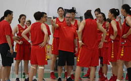 ���˻�ǰ���һ������ Ů����ѧ�����а�����