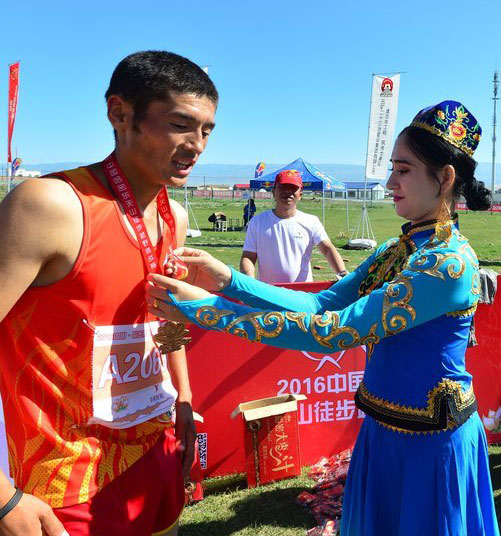 新疆哈密东天山徒步越野赛 蓝天白云多彩跑道如在画中游