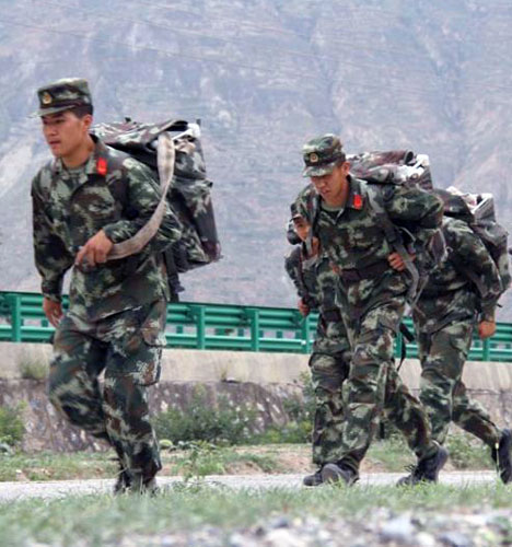 甘肃兵哥哥户外健身训练 不畏炎热户外跑步挥汗如雨