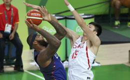 男篮奥运首战惨败美国 考辛斯强打周琦遭大帽