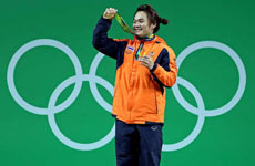 女子举重58公斤级决赛集锦 泰国选手苏坎亚获得冠军