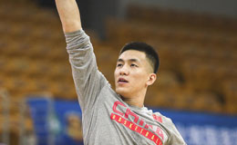 中法大战前郭艾伦热身 潇洒跳投秀兰花指