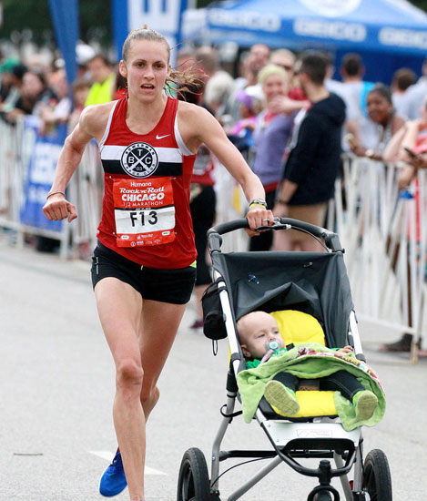 跑步健身新时尚 妈妈推婴儿车跑半马再创纪录