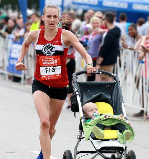 跑步健身新时尚 妈妈推婴儿车跑半马再创纪录