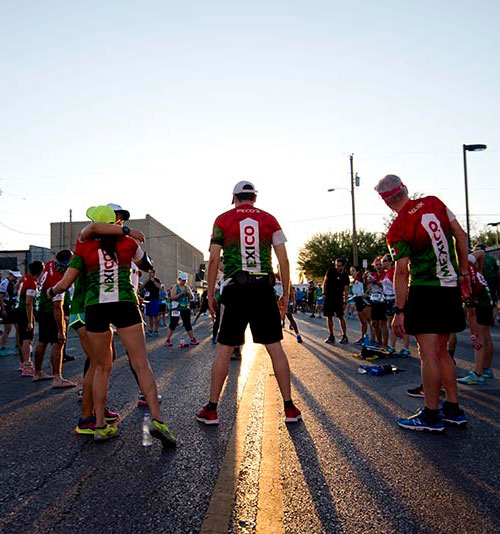 美国墨西哥举办10K比赛 跑者须携带护照参加