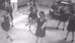 广场舞大妈新技能 充当汽车倒车影像