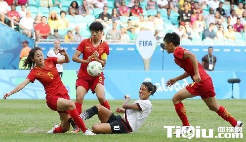 8月12日，中国队球员吴海燕（左一）、李冬娜（左二）在比赛中与德国队球员马罗赞（下）拼抢