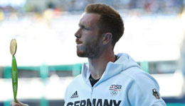 德国铁饼冠军哈廷领奖时甩动金牌 哈廷被批傲慢没素质