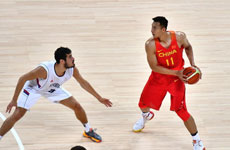 【暴扣】易建联突然启动 一步过掉对手双手暴扣